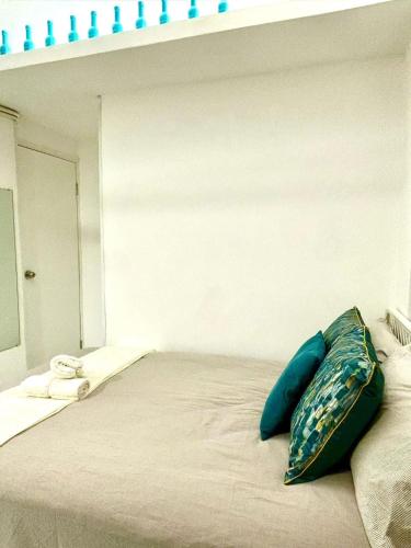 Cozy Bachelor In PmQ with Rooftop in Central District Cozy Bachelor In PmQ with Rooftop in Central District