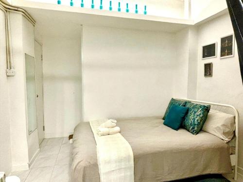 Cozy Bachelor In PmQ with Rooftop in Central District Cozy Bachelor In PmQ with Rooftop in Central District