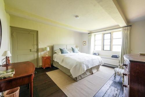 Luxury 4 Bed Farmhouse on Rewilding Estate in بيمينيستر Luxury 4 Bed Farmhouse on Rewilding Estate in بيمينيستر