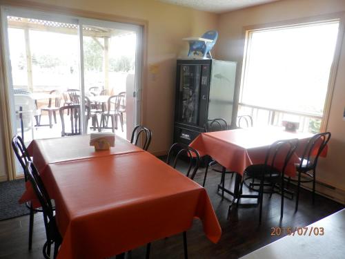 Étterem, Motel la Maison de Travers in Baie-Sainte-Catherine Étterem, Motel la Maison de Travers in Baie-Sainte-Catherine