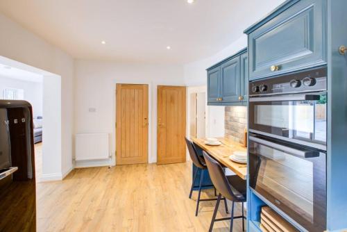 Konyha, Brentwood Essex Work and Family Accommodation with 4 Ensuites and Secure Parking in Észak-Brentwood Konyha, Brentwood Essex Work and Family Accommodation with 4 Ensuites and Secure Parking in Észak-Brentwood