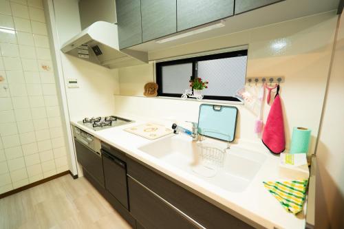 Kitchen, raikoエレベーター付き大人数向け一棟貸切宿 in Kiyosu Kitchen, raikoエレベーター付き大人数向け一棟貸切宿 in Kiyosu