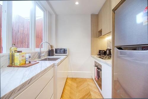 Kitchen, Paddington 3-Br Modern Townhouse - Heart of Sydney in Paddington Kitchen, Paddington 3-Br Modern Townhouse - Heart of Sydney in Paddington