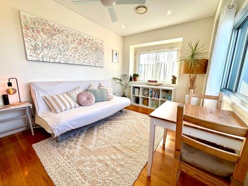Bar/lounge, The Gallery Suite - Ocean Views & Creative Vibes in Maroubra Bar/lounge, The Gallery Suite - Ocean Views & Creative Vibes in Maroubra