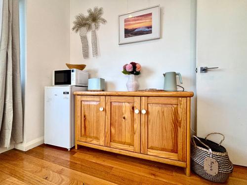 Kitchen, The Gallery Suite - Ocean Views & Creative Vibes in Maroubra Kitchen, The Gallery Suite - Ocean Views & Creative Vibes in Maroubra