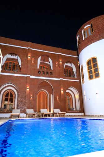 Swimmingpool, Golden Land in Al Qarnah Swimmingpool, Golden Land in Al Qarnah