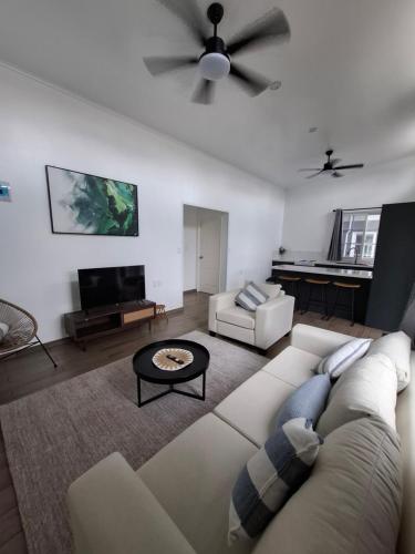 صالة مشتركة/ منطقة التلفزيون, The Village Getaway- 2 Bedroom with luxury comfort and convenience in Tuanaimato صالة مشتركة/ منطقة التلفزيون, The Village Getaway- 2 Bedroom with luxury comfort and convenience in Tuanaimato
