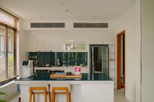 مطبخ, The Luxury 3-Bedroom Villa in Wyndham Cam Ranh Resort in باي داي بيتش مطبخ, The Luxury 3-Bedroom Villa in Wyndham Cam Ranh Resort in باي داي بيتش