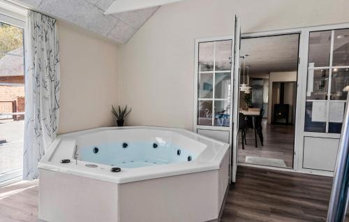 Úszómedence, Lovely Home In Ulfborg With Sauna in Ohuse Úszómedence, Lovely Home In Ulfborg With Sauna in Ohuse