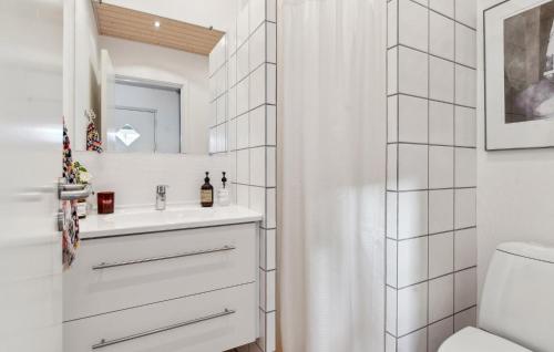 Baño, 3 Bedroom Cozy Home In Juelsminde in Juelsminde Baño, 3 Bedroom Cozy Home In Juelsminde in Juelsminde