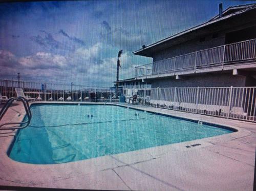 مسبح, Hilltop Inn & Suites in Victorville مسبح, Hilltop Inn & Suites in Victorville