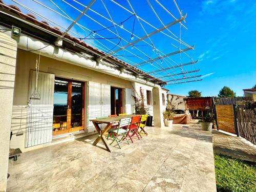 Villa entière au calme avec piscine partagée et jardin (Villa entiere au calme avec piscine partagee et jardin) in Pertuis Town Center Villa entière au calme avec piscine partagée et jardin (Villa entiere au calme avec piscine partagee et jardin) in Pertuis Town Center
