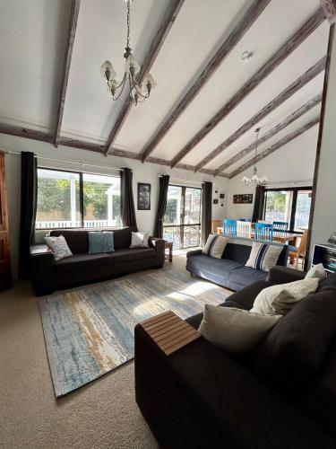 Typical Kiwi Family Holiday Home in the Coromandel in تايروا Typical Kiwi Family Holiday Home in the Coromandel in تايروا
