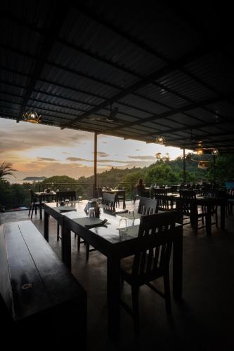Restaurant, El Faro Containers Beach Hotel in Quepos Restaurant, El Faro Containers Beach Hotel in Quepos