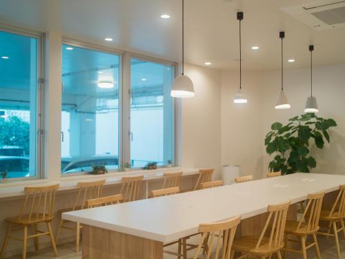 公用交誼廳/視聽室, HOTEL minimumms Women-only capsule hotel in 沖繩本島 公用交誼廳/視聽室, HOTEL minimumms Women-only capsule hotel in 沖繩本島