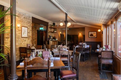 Restaurant, Crown Hotel in Greater London South West Restaurant, Crown Hotel in Greater London South West