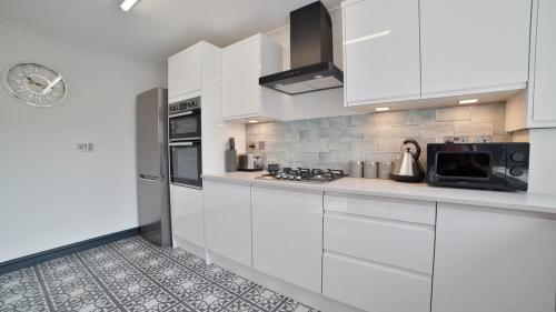 keuken, Spacious and Lovely 3-bed Home in Sleaford by Renzo, Driveway, Sleeps 6! in Holdingham keuken, Spacious and Lovely 3-bed Home in Sleaford by Renzo, Driveway, Sleeps 6! in Holdingham