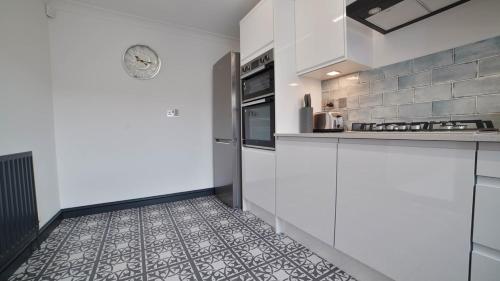 keuken, Spacious and Lovely 3-bed Home in Sleaford by Renzo, Driveway, Sleeps 6! in Holdingham keuken, Spacious and Lovely 3-bed Home in Sleaford by Renzo, Driveway, Sleeps 6! in Holdingham