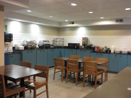 مطعم, كانتري إن آند سويتس باي راديسون، كامب سبرينجز (أندروز إير فورس بيز)، ماريلاند (Country Inn & Suites by Radisson, Camp Springs (Andrews Air Force Base), MD) in Camp Springs مطعم, كانتري إن آند سويتس باي راديسون، كامب سبرينجز (أندروز إير فورس بيز)، ماريلاند (Country Inn & Suites by Radisson, Camp Springs (Andrews Air Force Base), MD) in Camp Springs