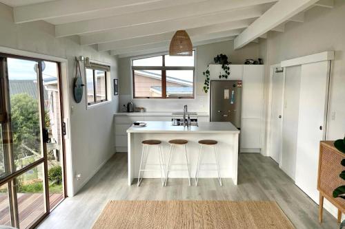 keuken, Tideview Cottage - Incredible Views - Tairua in Tairua keuken, Tideview Cottage - Incredible Views - Tairua in Tairua