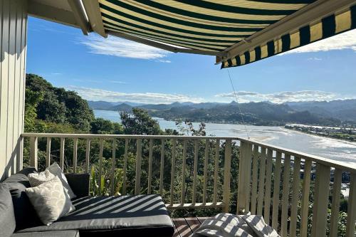 balkon/terras, Tideview Cottage - Incredible Views - Tairua in Tairua balkon/terras, Tideview Cottage - Incredible Views - Tairua in Tairua