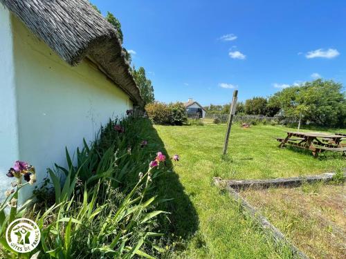 Charmante chaumière traditionnelle dans le Marais breton - FR-1-426-584 (Charmante chaumiere traditionnelle dans le Marais breton - FR-1-426-584) in Beauvoir Sur Mer Charmante chaumière traditionnelle dans le Marais breton - FR-1-426-584 (Charmante chaumiere traditionnelle dans le Marais breton - FR-1-426-584) in Beauvoir Sur Mer