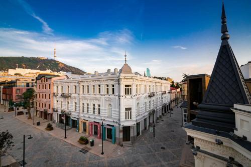 Historic Modern 1BR Apartment In The Centre