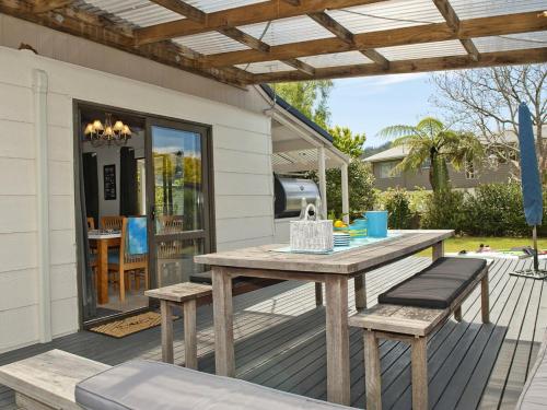 شرفة/ تراس, Typical Kiwi Family Holiday Home in the Coromandel in تايروا شرفة/ تراس, Typical Kiwi Family Holiday Home in the Coromandel in تايروا