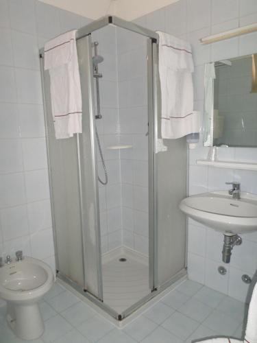 Kupaonica, Hotel Garni Capinera in Garda Kupaonica, Hotel Garni Capinera in Garda