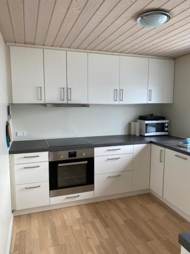 מטבח, 2BR Home with Sea Views and Parking - Tórshavn (2BR Home with Sea Views and Parking - Torshavn) in Argir מטבח, 2BR Home with Sea Views and Parking - Tórshavn (2BR Home with Sea Views and Parking - Torshavn) in Argir