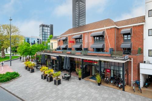 Фасада на хотела, Leonardo Oranje Hotel Leeuwarden in Лееуварден Фасада на хотела, Leonardo Oranje Hotel Leeuwarden in Лееуварден
