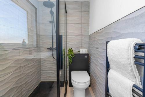 Modern Home Near To Airport Free Parking & Wifi in Livingston South Modern Home Near To Airport Free Parking & Wifi in Livingston South