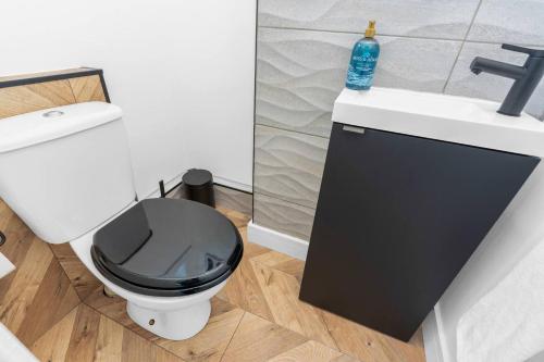Modern Home Near To Airport Free Parking & Wifi in Livingston South Modern Home Near To Airport Free Parking & Wifi in Livingston South