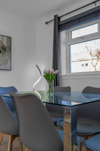 Modern Home Near To Airport Free Parking & Wifi in Livingston South Modern Home Near To Airport Free Parking & Wifi in Livingston South