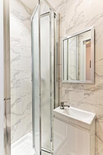 Kylpyhuone, Studio équipé dans le 18ème arrondissement (Studio equipe dans le 18eme arrondissement) in Pigalle Kylpyhuone, Studio équipé dans le 18ème arrondissement (Studio equipe dans le 18eme arrondissement) in Pigalle