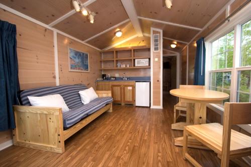 在meiguo.com看到的Cedar Point's Lighthouse Point的介绍图片