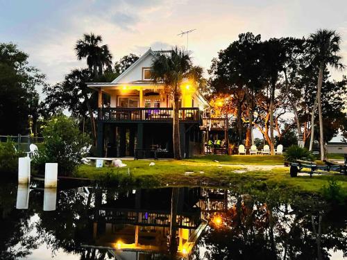 Stilted 2BR canal home, full kitchen, yard, pets! in Homosassa (FL) Stilted 2BR canal home, full kitchen, yard, pets! in Homosassa (FL)