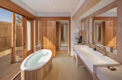 Vista exterior, Anantara Sir Bani Yas Island Al Yamm Villa Resort in Isla Sir Bani Yas Vista exterior, Anantara Sir Bani Yas Island Al Yamm Villa Resort in Isla Sir Bani Yas