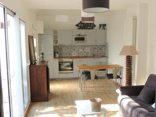 Kitchen, cote et mer et Spa in Sainte-Adresse Kitchen, cote et mer et Spa in Sainte-Adresse