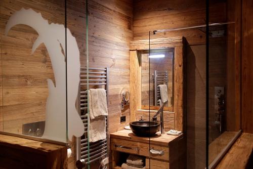 Bathroom, Amber Ski-in/out Hotel & Spa in Saas-Fee Bathroom, Amber Ski-in/out Hotel & Spa in Saas-Fee