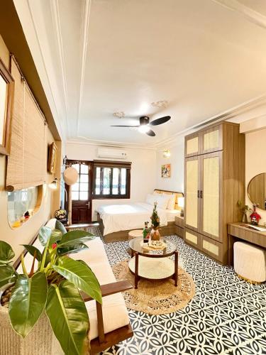 Bed, ZeitHome 305, 2 Special Balconies, 2 Beds, WIFI, NETFLIX in Hoan Kiem District - Ngoc Son Temple Bed, ZeitHome 305, 2 Special Balconies, 2 Beds, WIFI, NETFLIX in Hoan Kiem District - Ngoc Son Temple