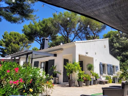 UN OASIS EN PROVENCE in Eoures UN OASIS EN PROVENCE in Eoures
