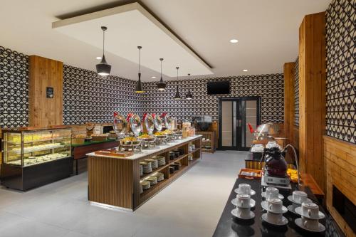 Restaurant, Hotel Neo Dipatiukur by ASTON in Bandung Restaurant, Hotel Neo Dipatiukur by ASTON in Bandung