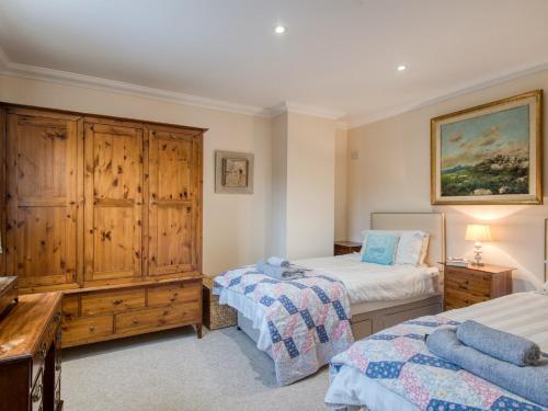 5 Bed in Thornham KT086