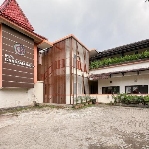 Entrance, Hotel Gandamanah Mitra RedDoorz in Rawa Lumbu Entrance, Hotel Gandamanah Mitra RedDoorz in Rawa Lumbu