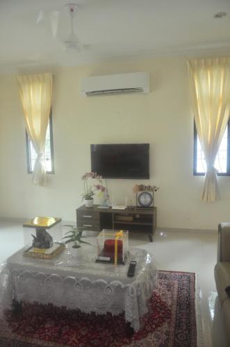 Shared lounge/TV area, Kulim LakeView Homestay at Golf Resort in Kulim Shared lounge/TV area, Kulim LakeView Homestay at Golf Resort in Kulim