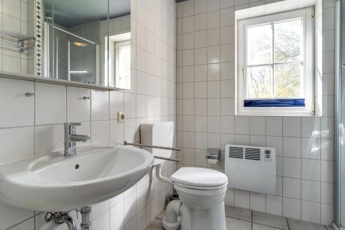 Bathroom, Auszeit unter Reet in Waldstrasse Bathroom, Auszeit unter Reet in Waldstrasse