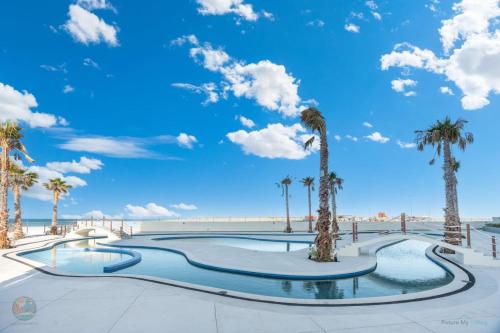 Encantame Towers Grass Wall HeatedLazy River in ปลายา เอนกันโต Encantame Towers Grass Wall HeatedLazy River in ปลายา เอนกันโต