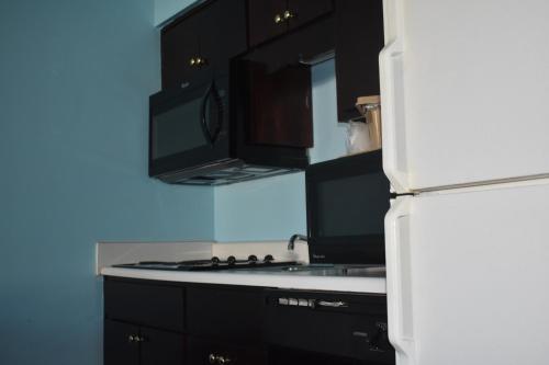廚房, Guest Cottages Inn & Suites, Brunswick GA in 布倫瑞克(GA) 廚房, Guest Cottages Inn & Suites, Brunswick GA in 布倫瑞克(GA)