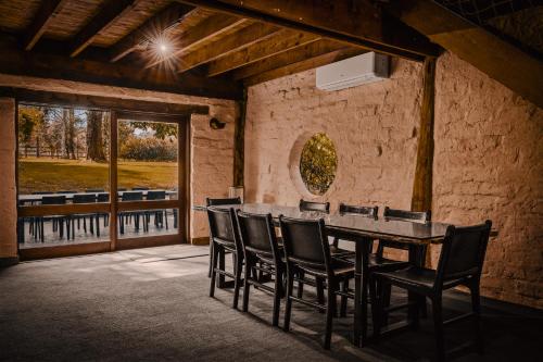 The Maple Lodge with Alpacas, Goats, Boars, Ducks & Chickens Farm Stay with Outdoor Pizza Oven in روبرتصن The Maple Lodge with Alpacas, Goats, Boars, Ducks & Chickens Farm Stay with Outdoor Pizza Oven in روبرتصن